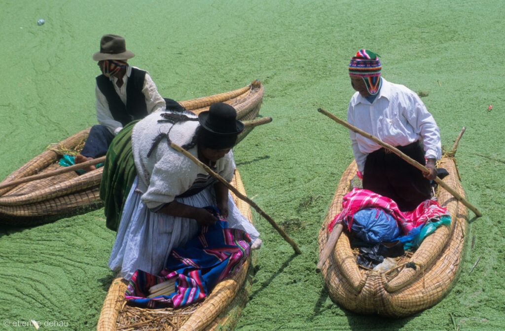 Les bateaux utilisés traditionnellement par les indiens sur le lac Titicaca étaient des 'balsa', embarcations faites d'un assemblage de roseaux tressés, les 'totora'.
