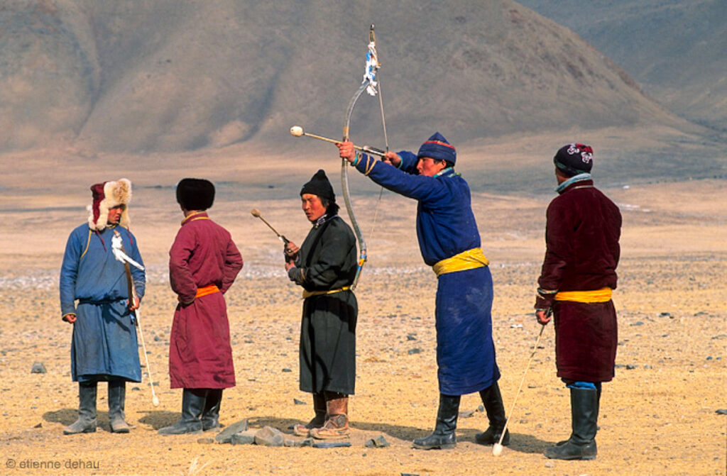 le tir à l'arc, les courses de chevaux et la lutte sont les trois sports nationaux de Mongolie, mis à l'honneur pour les Naadam.