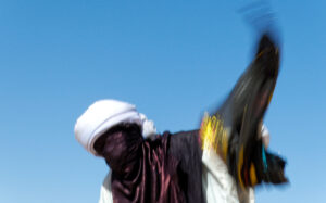 C'est une compétition de groupes de danseurs vêtus de tenues guerrières, accompagnés par le chant des femmes au rythme des tambourins