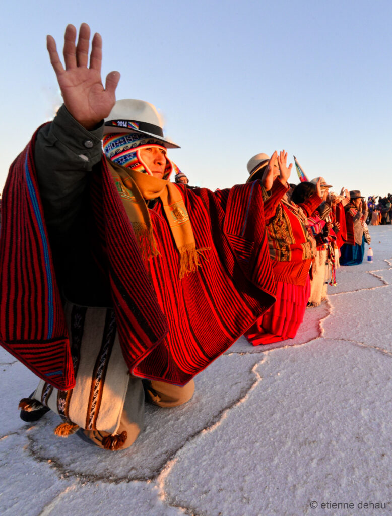 le jour du Nouvel an, les Aymara vénèrent le soleil au moment où il apparait sur l'horizon.
