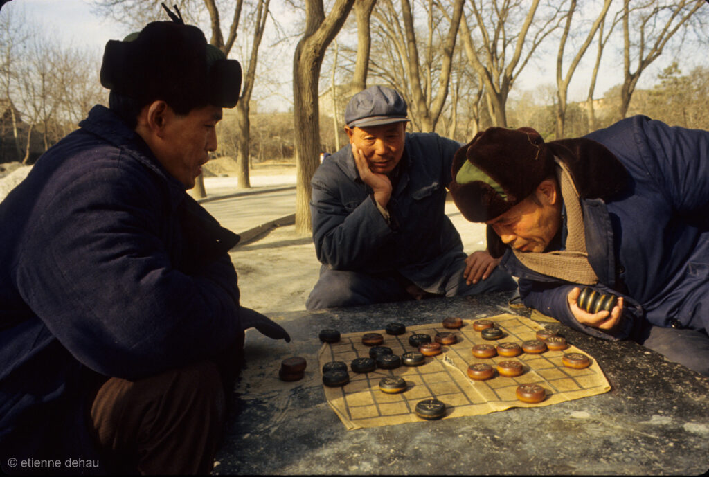 le Xiangqi (jeu d'échecs chinois) reste encore très populaire parmi les chinois,qui le pratiquent  souvent à l'extérieur dans les parcs.