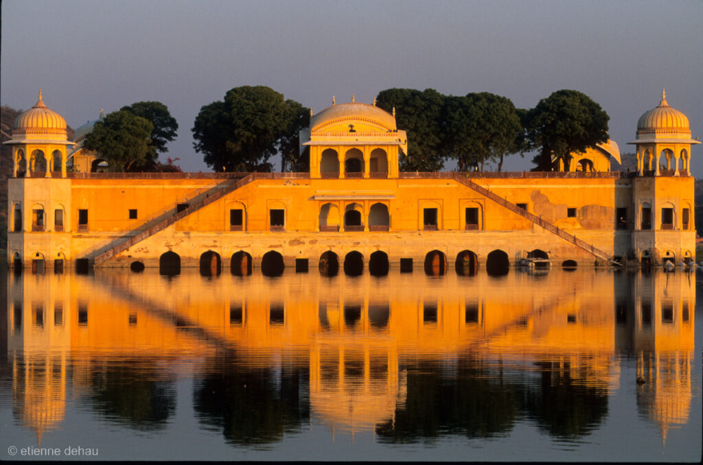 Le Jal Mahal qui se trouve au milieu du lac Man Sagar possède 4 étages cachés sous le niveau de  l'eau.