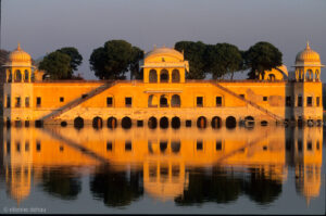Le Jal Mahal qui se trouve au milieu du lac Man Sagar possède 4 étages cachés sous le niveau de  l'eau.