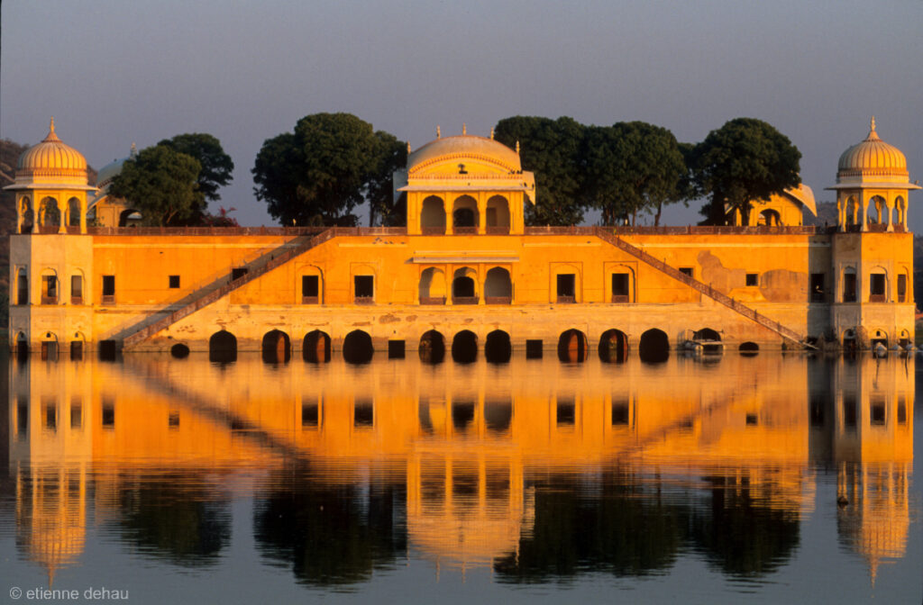 Le Jal Mahal qui se trouve au milieu du lac Man Sagar possède 4 étages cachés sous le niveau de  l'eau.