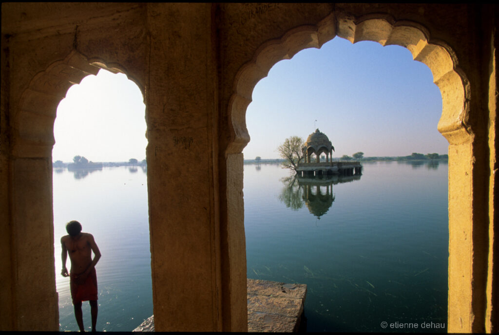 Le lac de Gadi Sagar, avec ses chhatris et ses sanctuaires dédiés aux divinités hindoues.