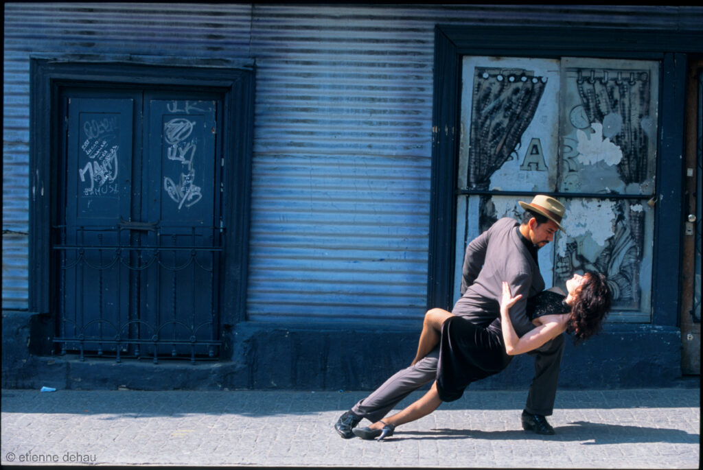 pour le tango argentin aucun pas ne se répète systématiquement, chaque danseur réinventant au fur et à mesure la suite de la danse.
