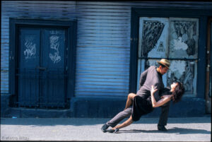 pour le tango argentin aucun pas ne se répète systématiquement, chaque danseur réinventant au fur et à mesure la suite de la danse.