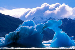 des blocs de glace se détachent des glaciers qui entourent le lago Argentino, et flottent sur l'eau.