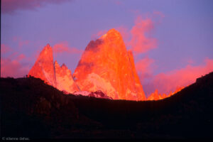 Le Fitz Roy qui culmine à 3405 mètres, se trouve dans la région de Magallanes en Patagonie.