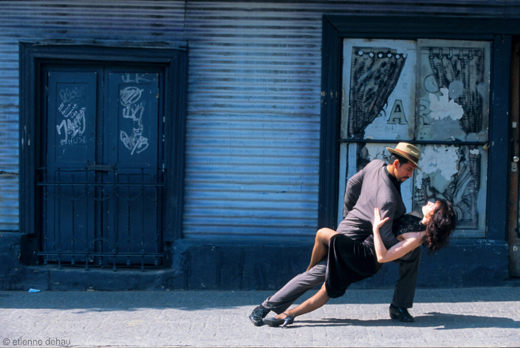 pour le tango argentin aucun pas ne se répète systématiquement, chaque danseur réinventant au fur et à mesure la suite de la danse.