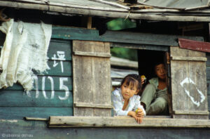 enfants chinois dans une embarcation naviguant sur la rivère Li près de Guilin.