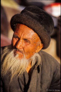homme Ouïghour au marché du dimanche à Kashgar,  l'un des plus importants d'Asie.