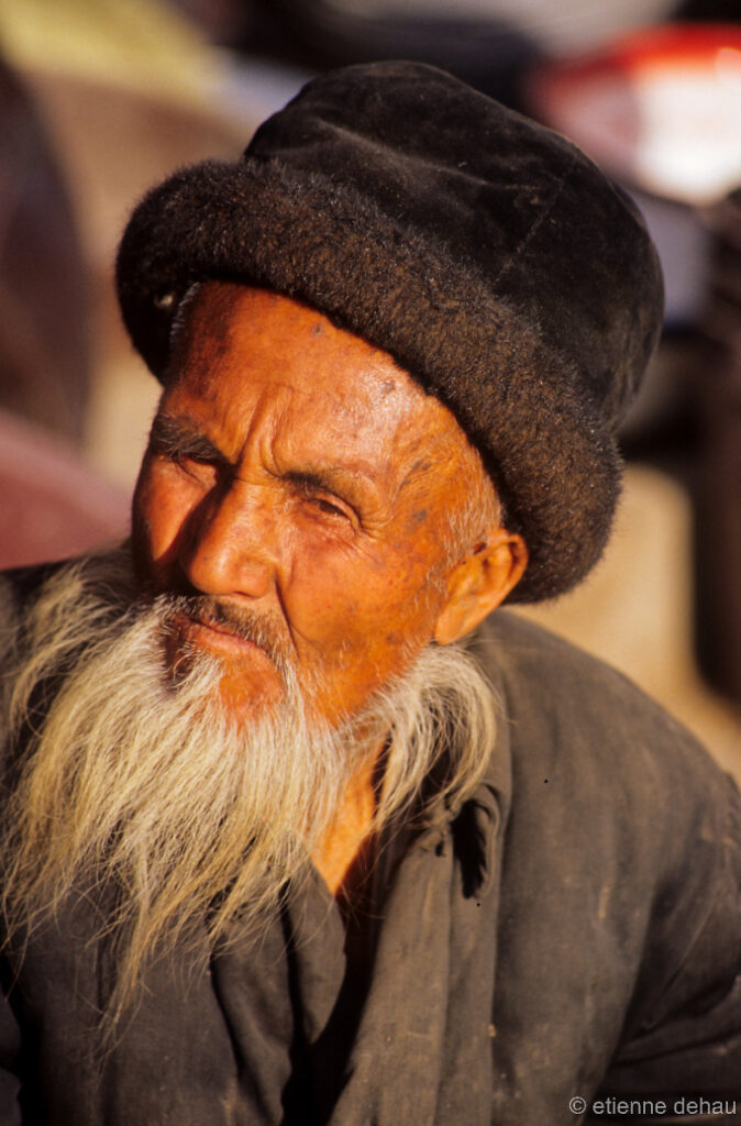homme ouïghour au marché du dimanche à Kashgar,  l'un des plus importants d'Asie.