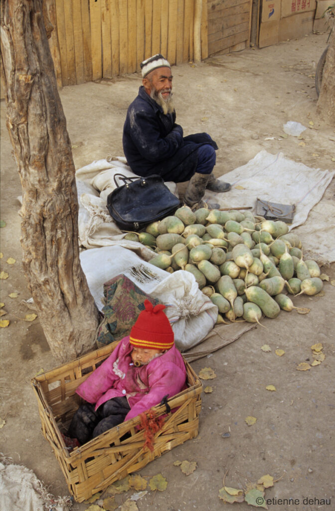 vendeur au marché du dimanche de Kashgar, l'un des plus importants d'Asie.
