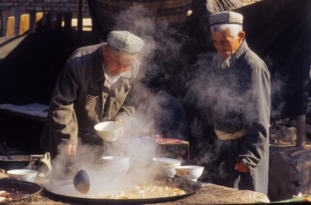 le marché du dimanche à Kashgar est l'un des plus importants d'Asie. C'est un mélange étonnant entre foire aux bestiaux, vendeurs de tissus, de tapis ou de vêtements.