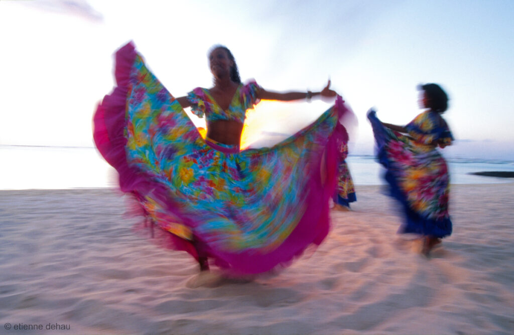 Le sega est une danse traditionnelle de l'île Maurice qui se pratique en tournant sur soi-même. Il s'agit d'un jeu sensuel entre l'homme et la femme.