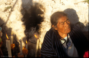 Le jour des Morts est une fête traditionnele mexicaine dont le but est d'honorer les défunts, en déposant des offrandes d'aliments et de fleurs  sur les autels et les tombes.