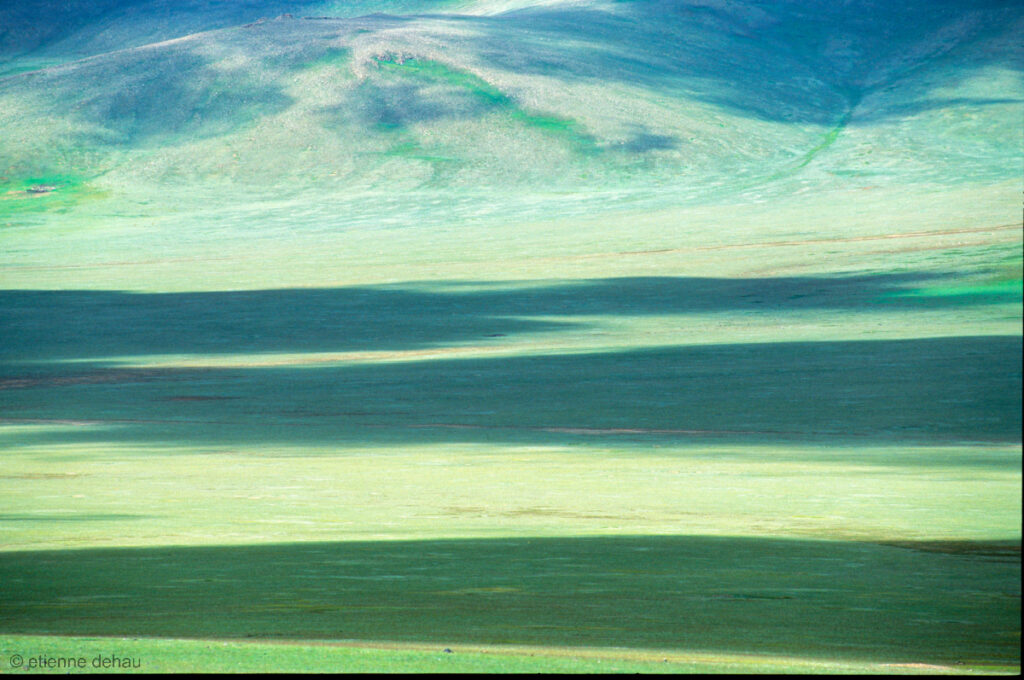 Jeu de lumières sur la steppe, au gré des nuages.