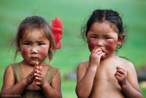 enfants mongols d'une famille nomade.