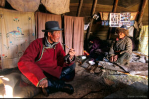 les nomades Tsaatan vivent dans le Nord de la Mongolie sous des urt, et s'occupent de leurs troupeaux de rennes.