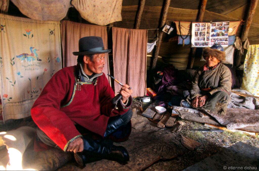 les nomades Tsaatan vivent dans le Nord de la Mongolie sous des urt, et s'occupent de leurs troupeaux de rennes.