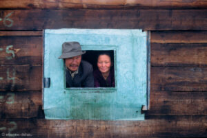 certains Tsaatan ont quitté les montagnes, pour vivre à Tsaagan Nuur où ils ont souvent construit des maisons en bois pour leur famille.