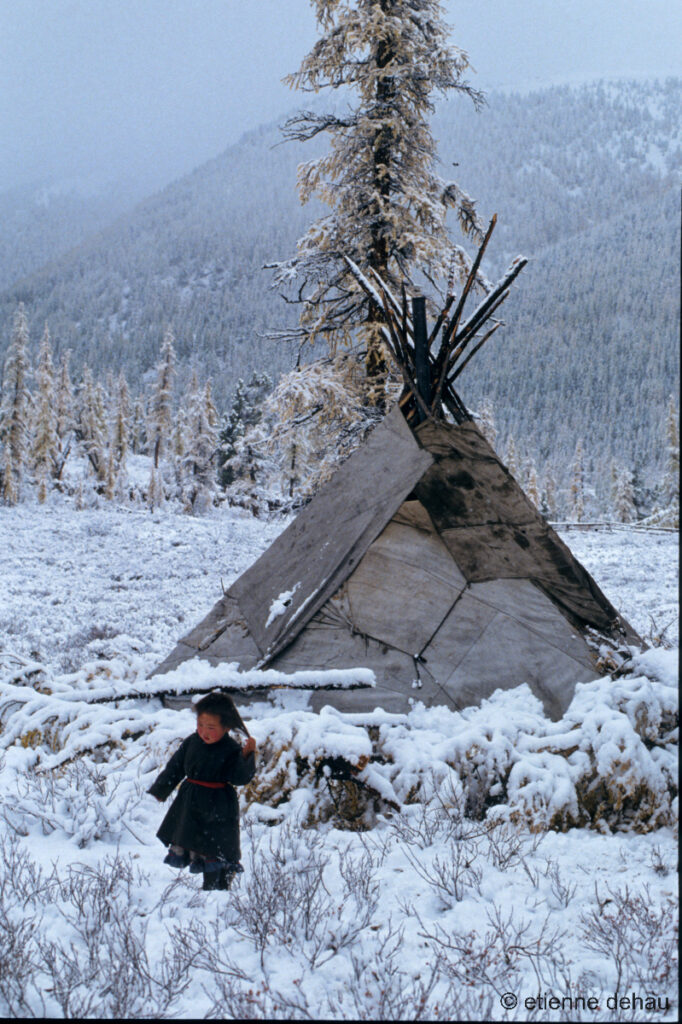 Les nomades Tsaatan  changent l'emplacement  de leur urt plusieurs fois par an. L'hiver ils s'installent en dehors des forêts.