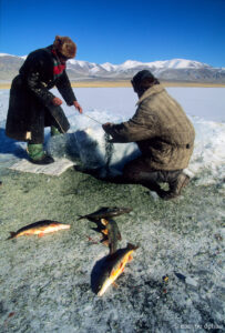 l'hiver les Mongols creusent des trous dans la glace pour pêcher des poissons.