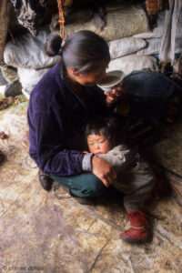 portrait de nomades Tsaatan vivant dans le Nord de la Mongolie sous leur urt.