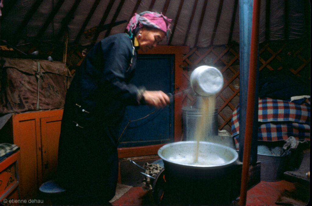 la préparation des repas est assurée par la maîtresse de maison sur le poêle situé au centre de la yourte.