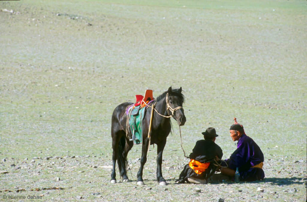 rencontre d'éleveurs nomades vêtus de deel, au coeur de la steppe.