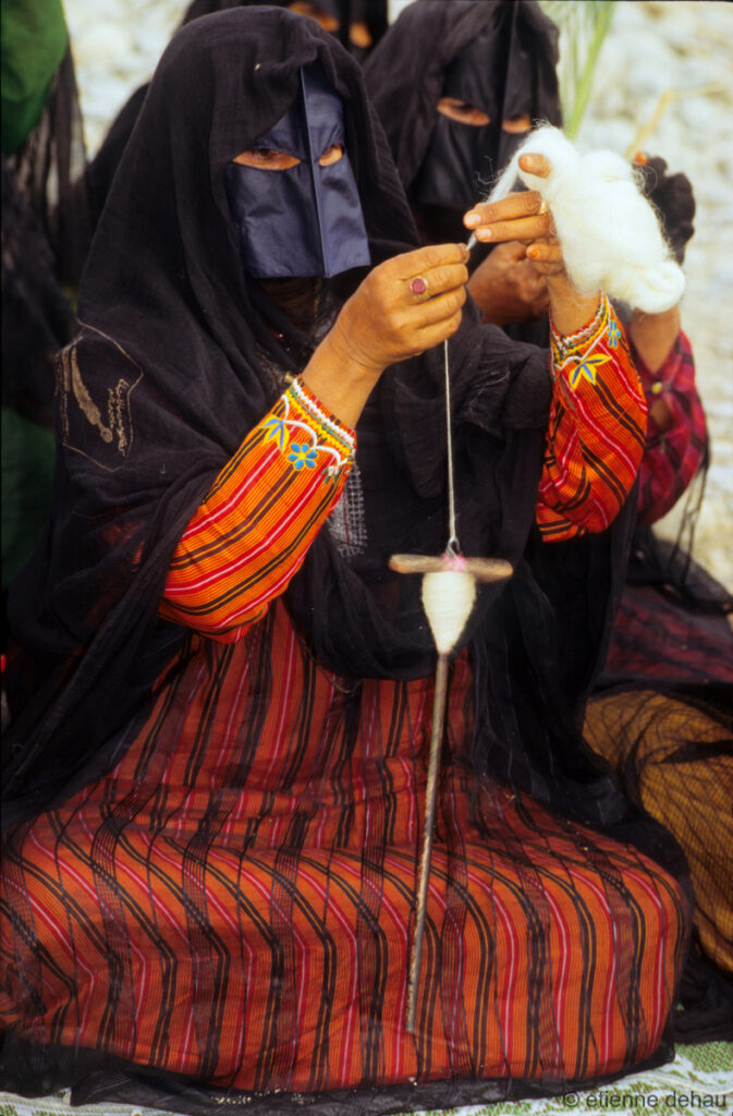 femmes filant la laine au cours d'une fête traditionnelle.