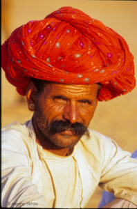 portrait d'un nomade à la foire de Puskhar qui rassemble les habitants du désert de Thar.