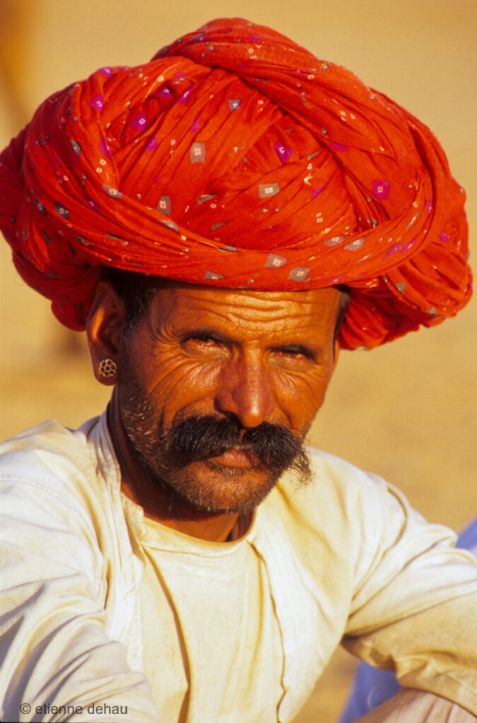 portrait d'un nomade à la foire de Puskhar qui rassemble les habitants du désert de Thar.