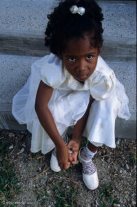 enfant participant à une procession à Mahé.