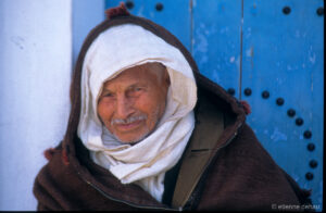 Homme tunisien portant la kachabia, habit  traditionnel de Tunisie. Ce vêtement en laine de mouton, protège bien du froid hivernal.