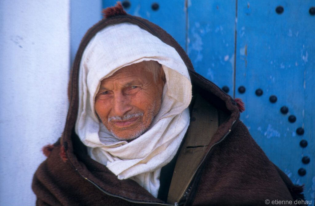 Homme tunisien portant la kachabia, habit  traditionnel de Tunisie. Ce vêtement en laine de mouton, protège bien du froid hivernal.
