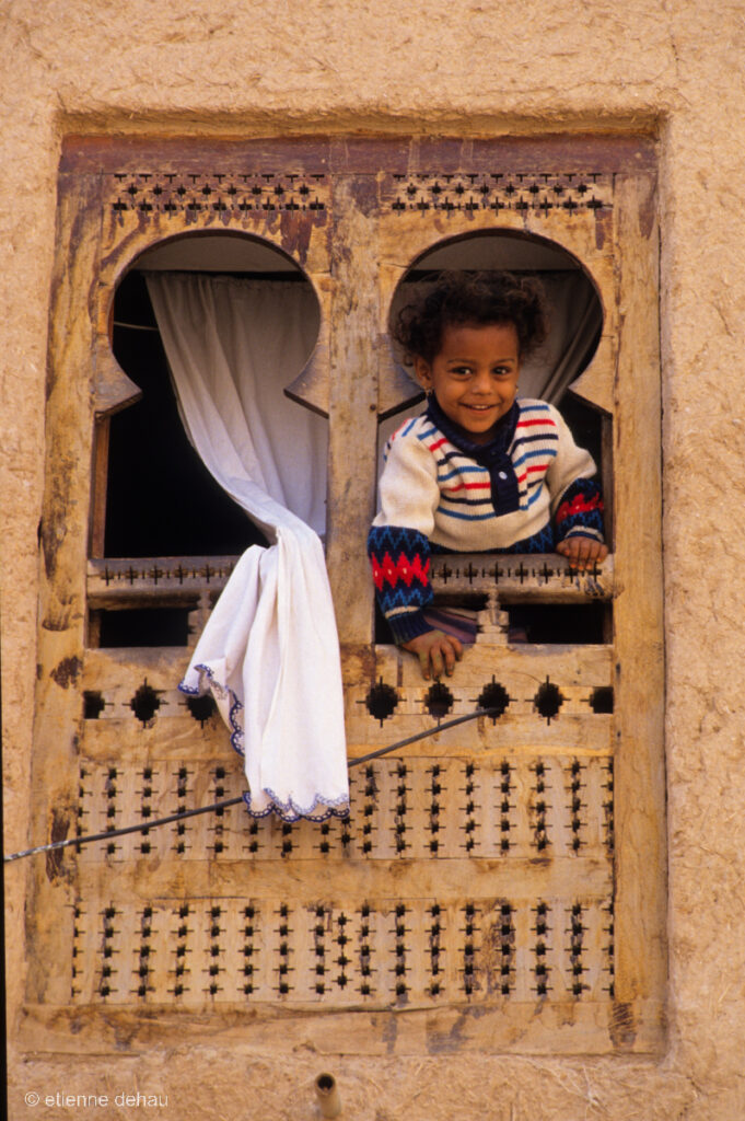 homme en train de lire le Coran au dernier étage d'une maison du village d'Al Hajjarein, dans le wadi Do'an.