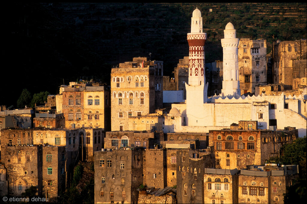 la ville de Jibla, bâtie à flanc de montagne, avec ses maisons de pierre, le palais et la mosquée de la reine Arwa.