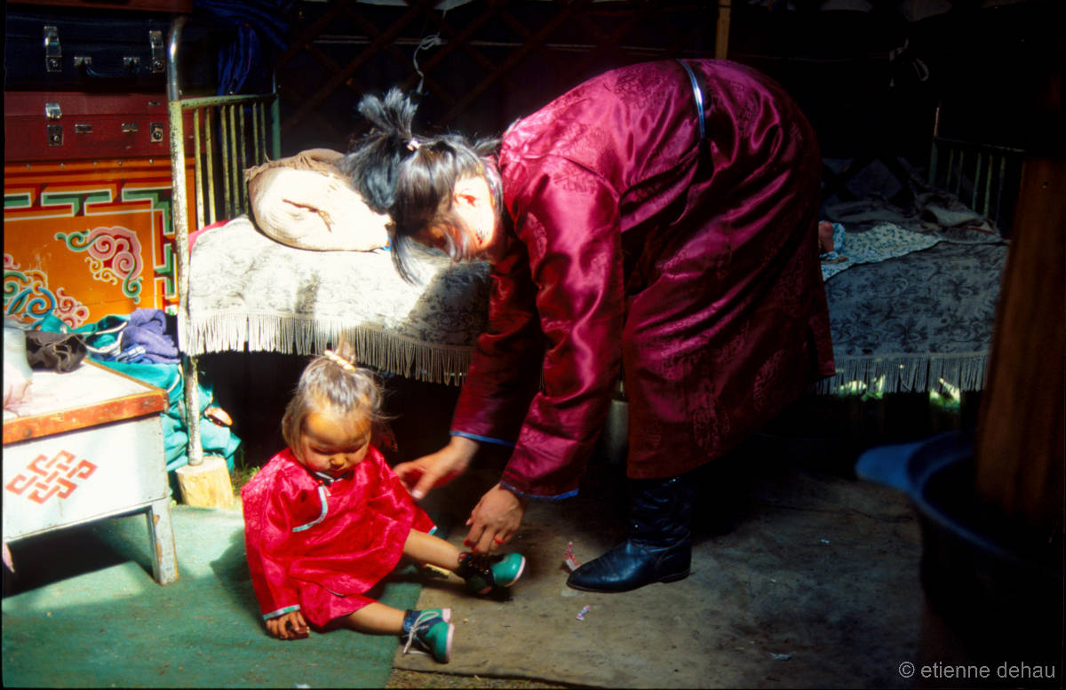 une mère et son enfant dans une yourte en Mongolie