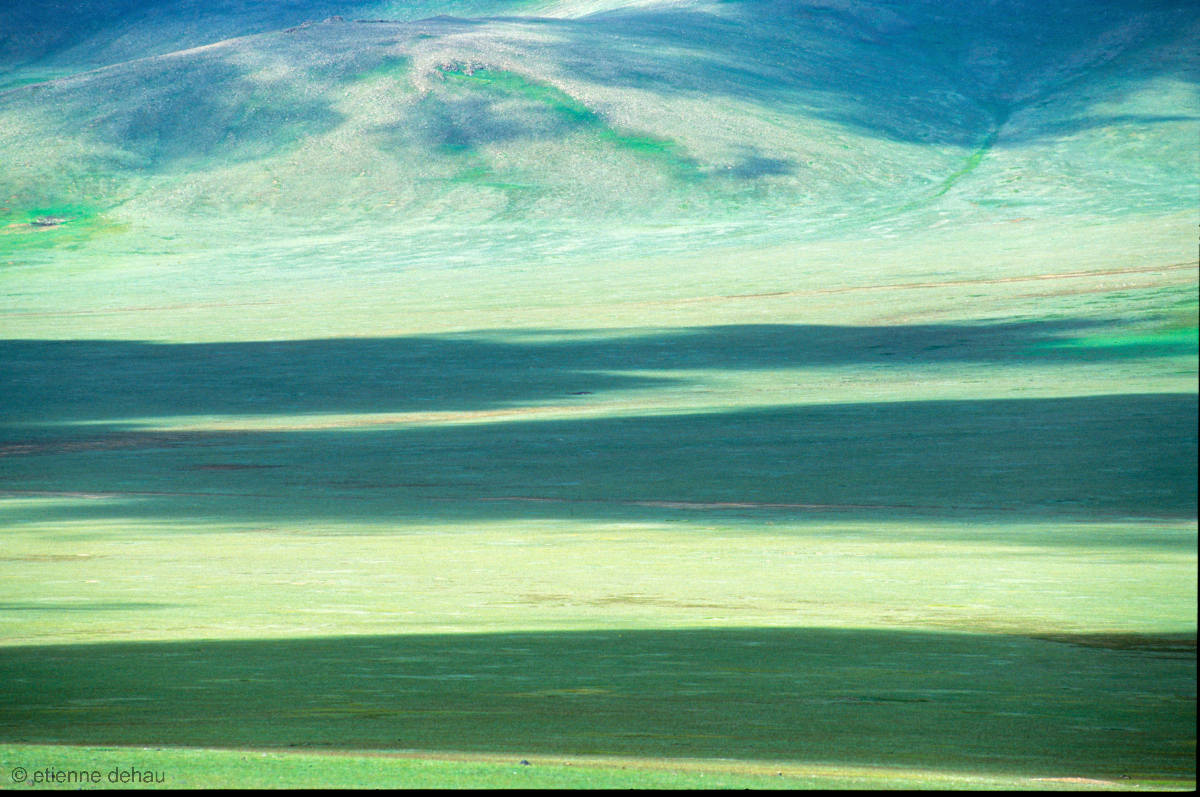 Ombres portées par les nuages sur la steppe de Mongolie