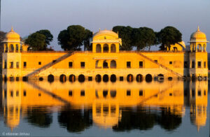 Le Jal Mahal qui se trouve au milieu du lac Man Sagar possède 4 étages cachés sous le niveau de  l'eau.