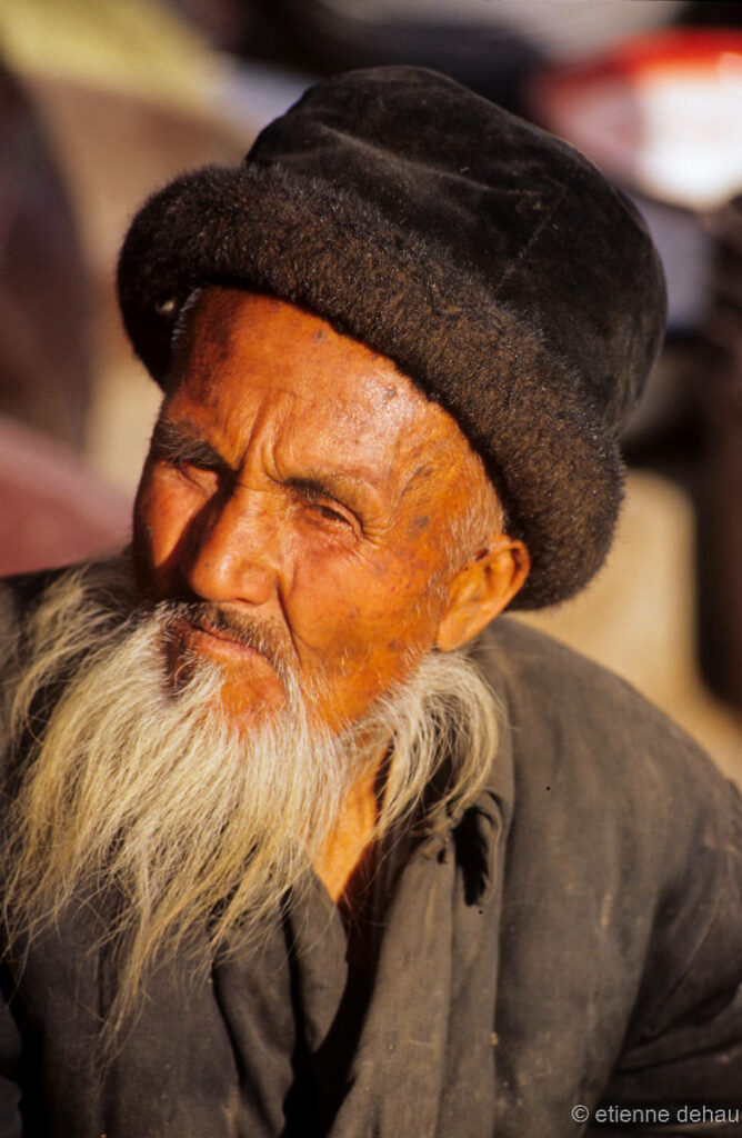 homme ouïghour au marché du dimanche à Kashgar,  l'un des plus importants d'Asie.