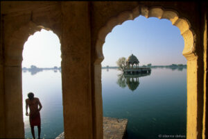 Le lac de Gadi Sagar, avec ses chhatris et ses sanctuaires dédiés aux divinités hindoues.