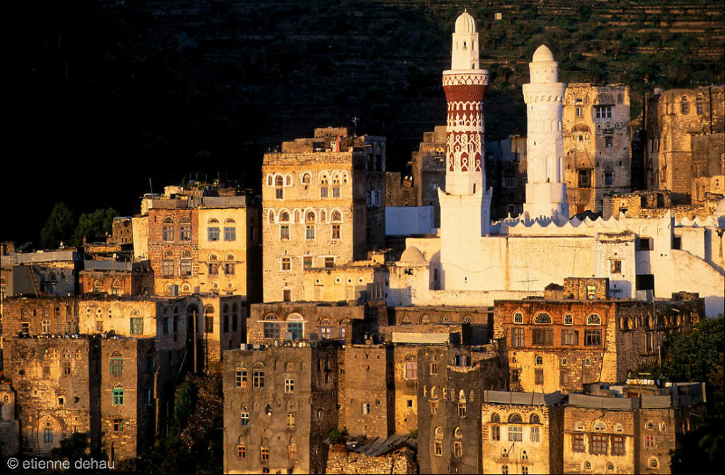 la ville de Jibla, bâtie à flanc de montagne, avec ses maisons de pierre, le palais et la mosquée de la reine Arwa.