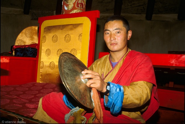 Moine bouddhiste au cours d'une cérémonie dans un monastère en Mongolie