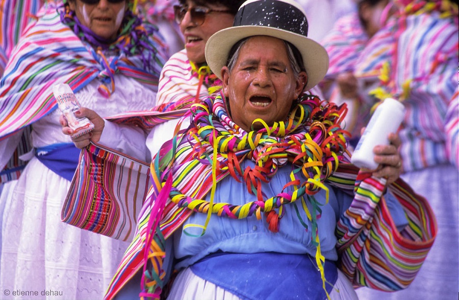 les carnavals et les fêtes religieuses sont nombreux dans l'altiplano. femme du Pérou défilant au cours du carnaval d'Ayacucho, fête avec danse et musique