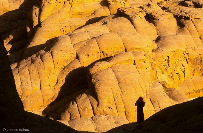 bédouin dans le wadi Rum en Jordanie bédouin sur une montagne dans le wadi Rum au sud de la Jordanie