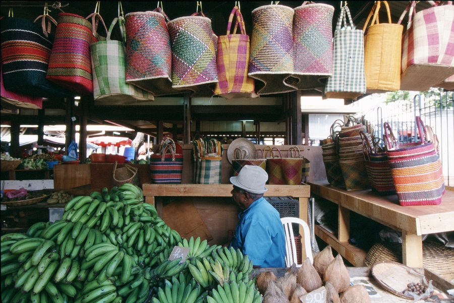 commercant-ile_reunion étal du marché de Saint-Paul à l'île de la Réunion dans l'Océan indien