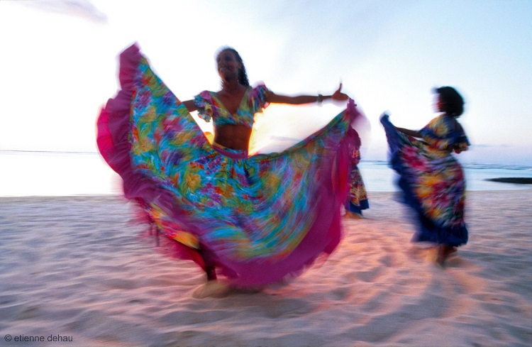 danseuses mauriciennes Le sega est une danse traditionnelle de l'île Maurice dans l'Océan indien